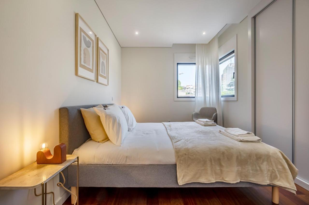 Nomads Lux - 2Bdr & Parking Flores Square Porto Eksteriør bilde
